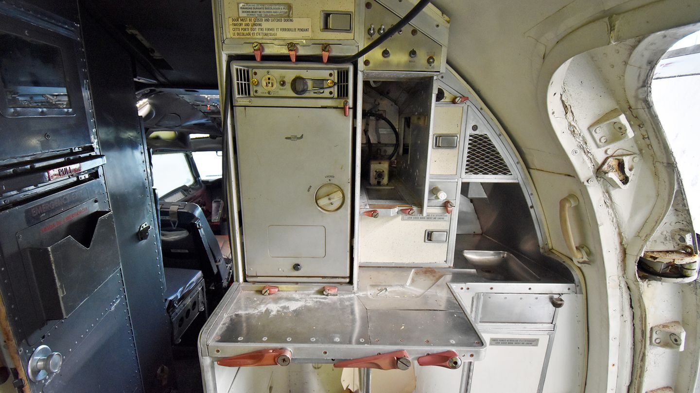 Blick in das Innere: die vordere Bordküche der Boeing, die ursprünglich als eine Combi-Maschine für Fracht und Passagiere bei der Lufthansa in Dienst gestellt wurde.