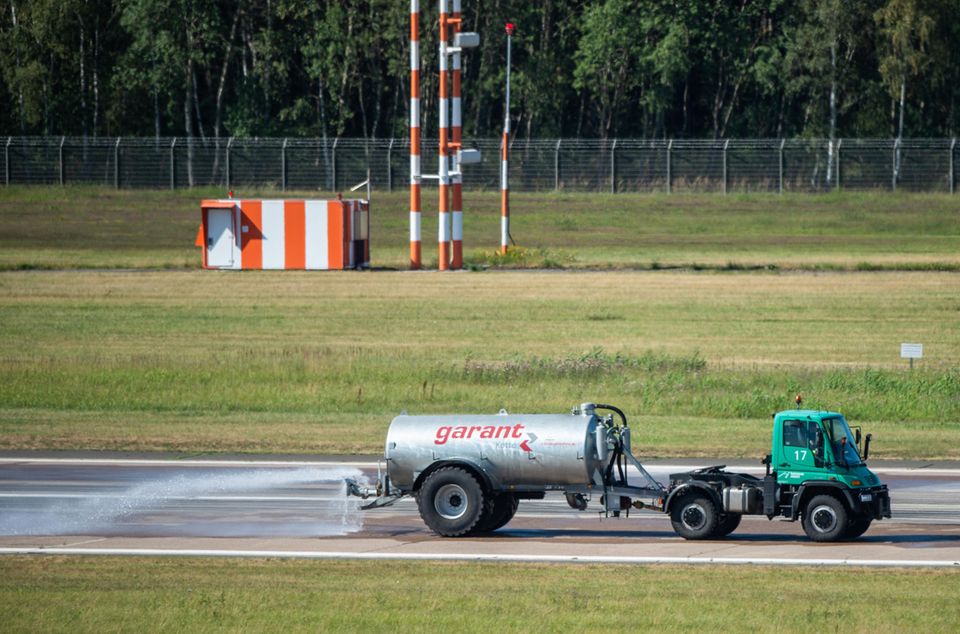 Hitzewelle in Deutschland – Landebahnen in Hannover müssen gekühlt werden Hitzewelle in Deutschland – Tankwagen sprüht Wasser auf eine Landebahn in Hannover