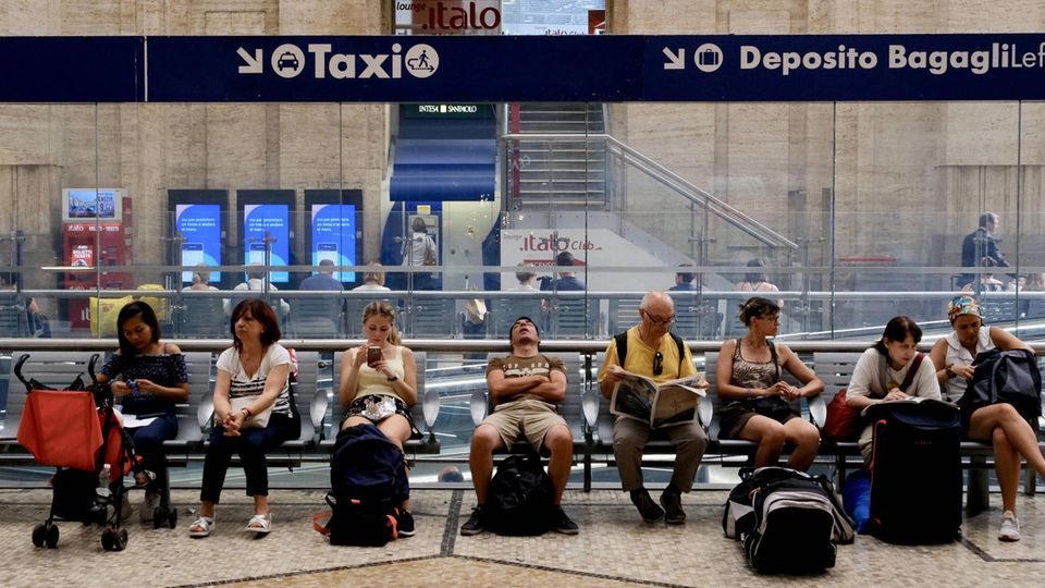 Gestrandete Reisende am Hauptbahnhof in Mailand
