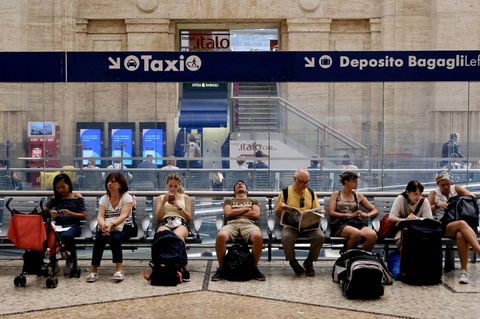 Gestrandete Reisende am Hauptbahnhof in Mailand