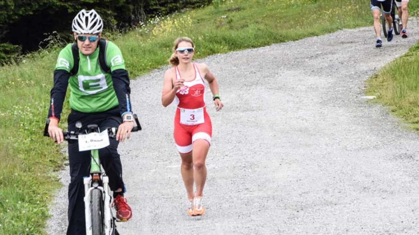 Nathalie Birli auf der Laufstrecke eines Triathlons in der Steiermark