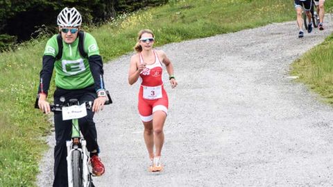 Nathalie Birli auf der Laufstrecke eines Triathlons in der Steiermark
