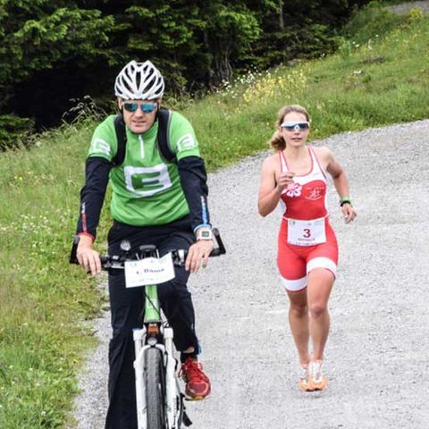 Nathalie Birli auf der Laufstrecke eines Triathlons in der Steiermark