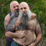 Zwei alte Männer mit langen Bärten und Tattoos