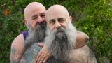 Zwei alte Männer mit langen Bärten und Tattoos