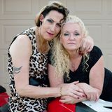 Das Paar umarmt sich liebevoll