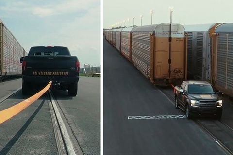 Elektroauto zieht zehn Eisenbahnwaggons