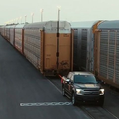Elektroauto zieht zehn Eisenbahnwaggons