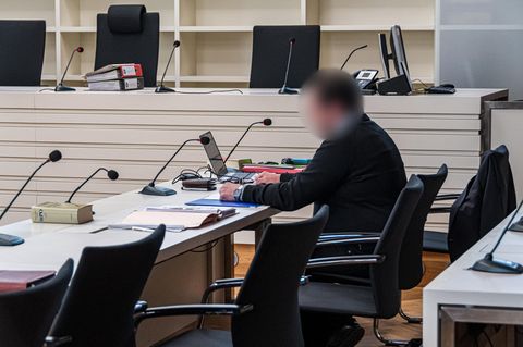 Der Angeklagte sitzt im Verhandlungssaal des Landgerichts (Archiv)