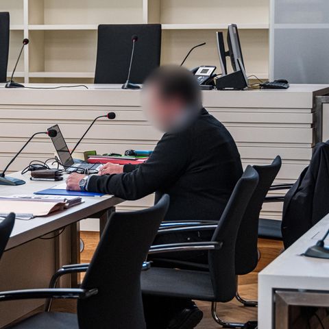 Der Angeklagte sitzt im Verhandlungssaal des Landgerichts (Archiv)