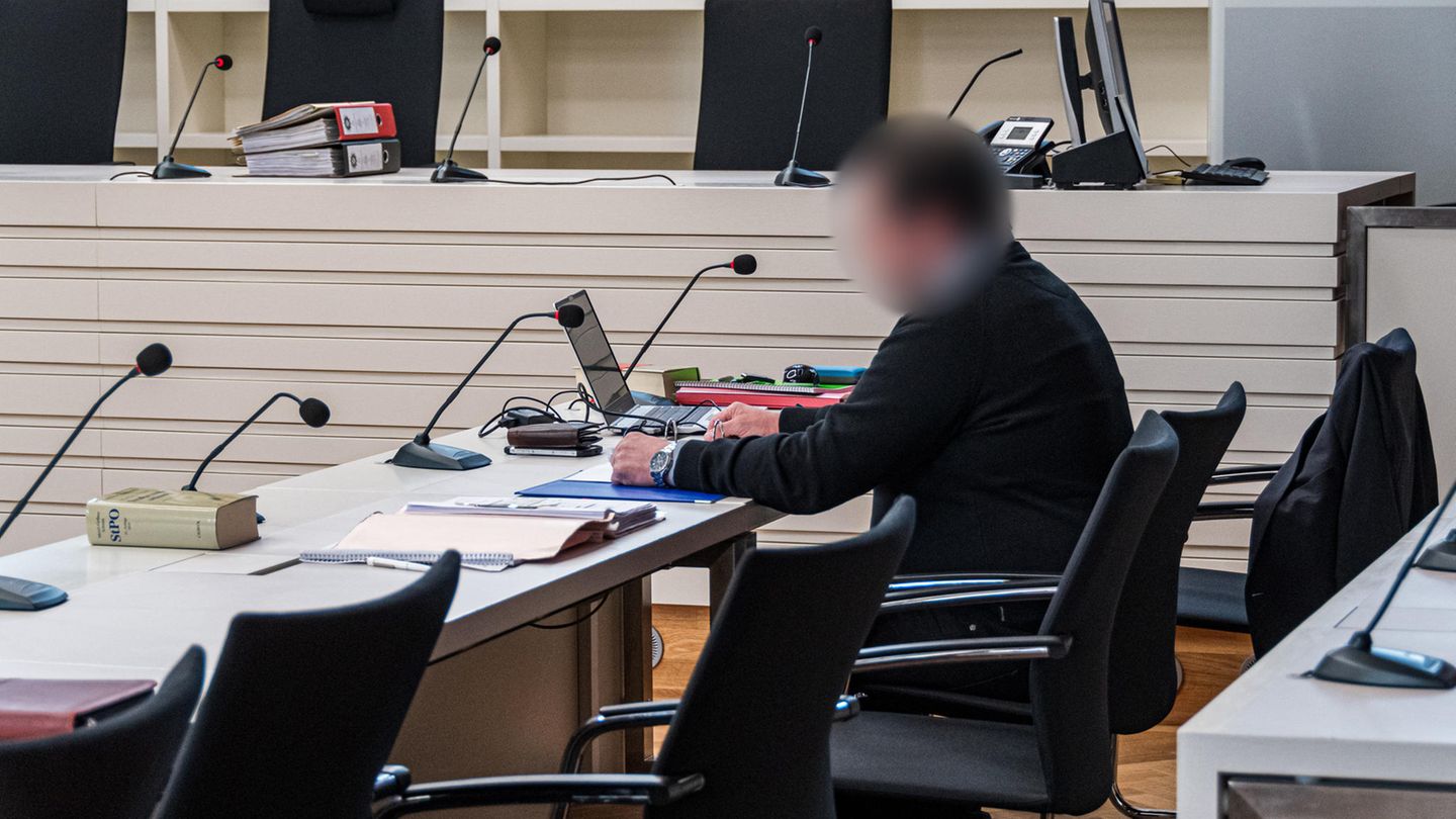 Der Angeklagte sitzt im Verhandlungssaal des Landgerichts (Archiv)