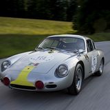 Der Fahrer zwängt in einfache Sitzschalen