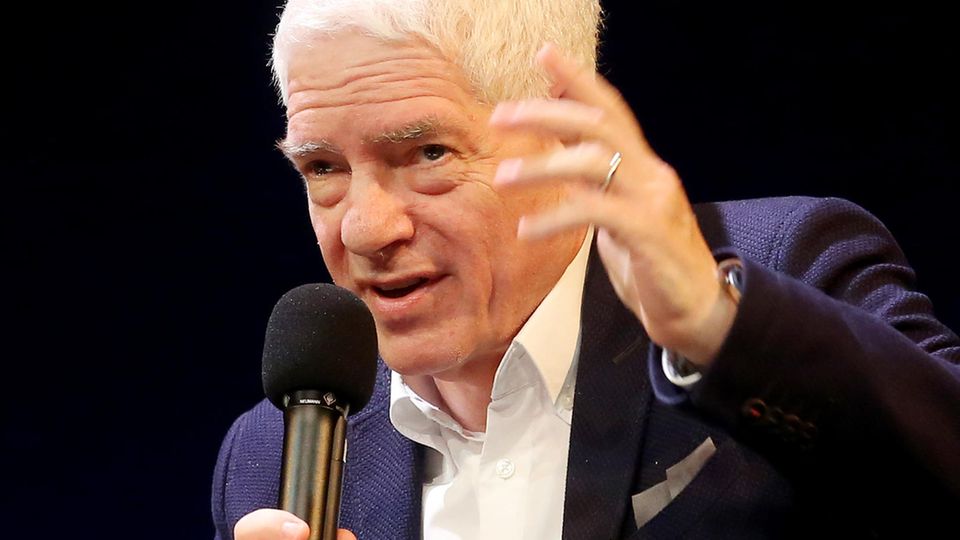 Josef Schuster, Präsident des Zentralrats der Juden in Deutschland, hält ein Mikrofon