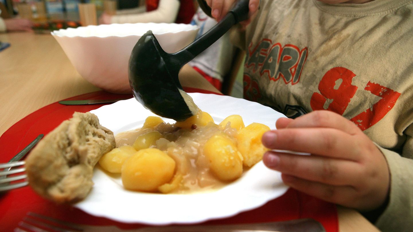 Ein Junge isst eine Mahlzeit beim Kinderschutzbund