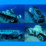 Auf dem Grund des Roten Meeres liegen mehrere militärische gepanzerte Fahrzeuge und ein Helikopter