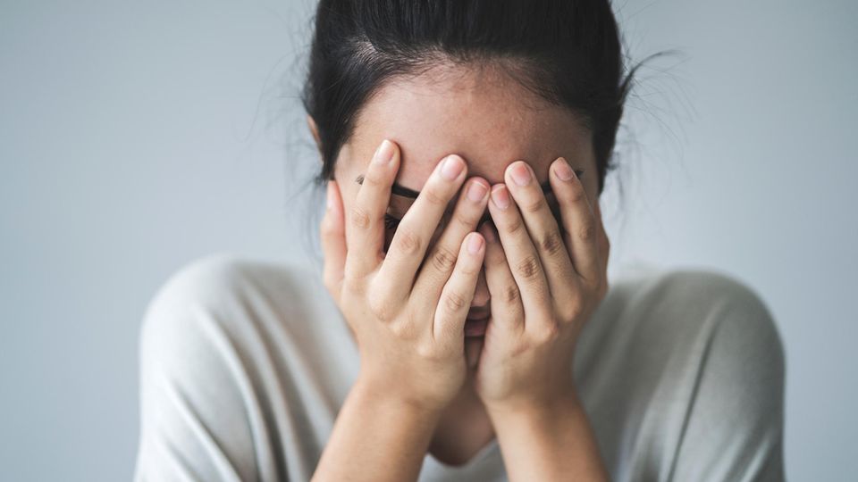 Arbeitsausfall wegen psychischer Leiden: Eine junge Frau hat Stress