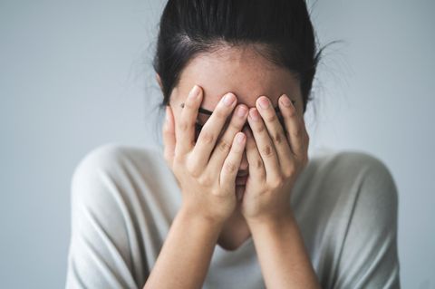 Arbeitsausfall wegen psychischer Leiden: Eine junge Frau hat Stress