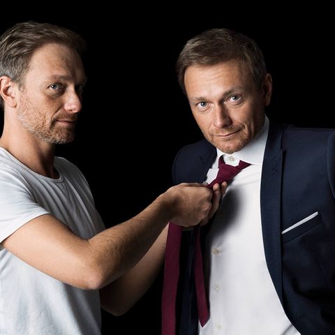 Christian Lindner pflegt an freien Samstagen am liebsten in einem einfachen T-Shirt seinen Porsche 