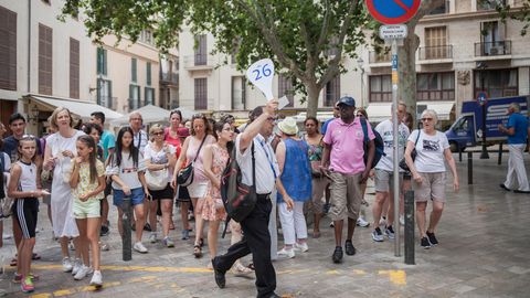 Durch die Altstadt von Palma schieben sich die Menschenmassen – wie hier eine Gruppe von Kreuzfahrttouristen auf Landgang