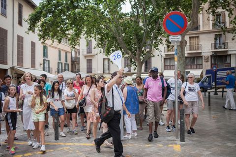 Durch die Altstadt von Palma schieben sich die Menschenmassen – wie hier eine Gruppe von Kreuzfahrttouristen auf Landgang