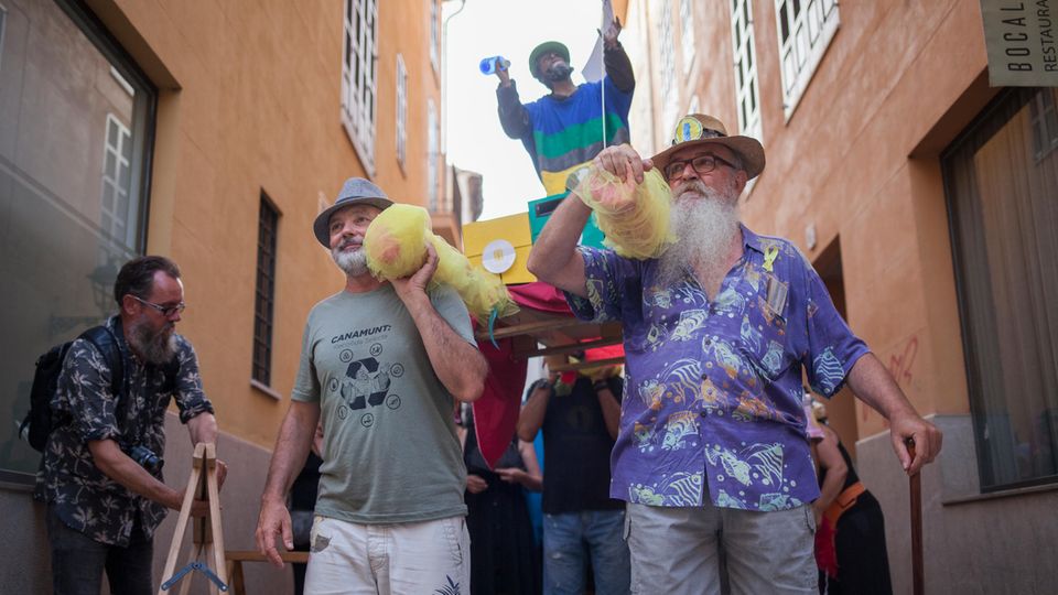 #sternmallorca: Protestbewegung: Einheimische tragen eine selbst gebastelte Pappfigur durch Palma. Es soll ein Schutzheiliger gegen Müll, Luftverschmutzung – und Wohnungsnot sein Protestbewegung: Einheimische tragen eine selbst gebastelte Pappfigur durch Palma. Es soll ein Schutzheiliger gegen Müll, Luftverschmutzung – und Wohnungsnot sein