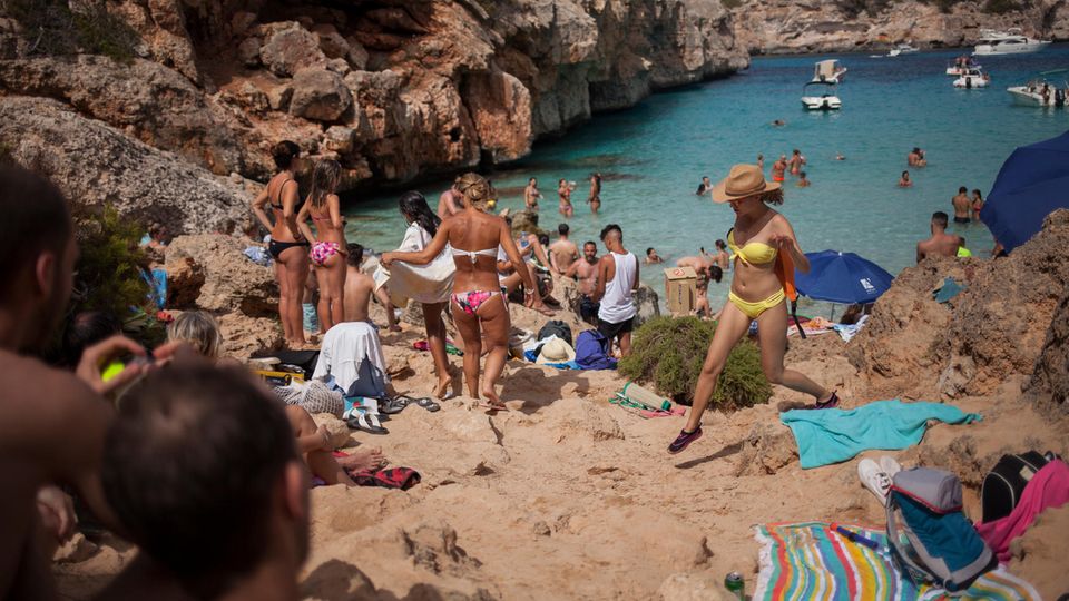#sternmallorca: Volle Buchten: In der Caló des Moro, idyllisch im Südosten gelegen, herrscht jetzt Hochbetrieb – obwohl nur ein mühsamer Fußweg dorthin führt Volle Buchten: In der Caló des Moro, idyllisch im Südosten gelegen, herrscht jetzt Hochbetrieb – obwohl nur ein mühsamer Fußweg dorthin führt