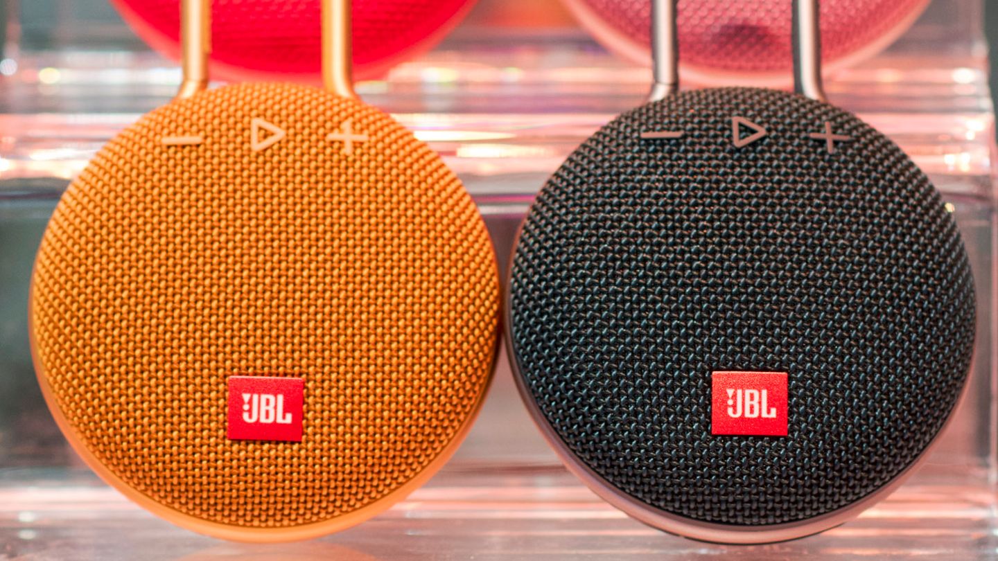 Zwischen 45 und 130 Euro: Klein und günstig: JBL Clip 3 Will man nicht soviel ausgeben, ist der Zweitplatzierte JBL Clip 3 eine gute Alternative. Der bunte Puck mit Anhäng-Schlaufe klingt für seine Größe in Ordnung, er wiegt gerade mal 211 Gramm. Trotzdem kommt er auf 26 Stunden Laufzeit bei 60 Dezibel und läuft immerhin 4,5 Stunden bei voller Lautstärke. Das findet Warentest "befriedigend" (2,7). Der Preis: günstige 45 Euro.