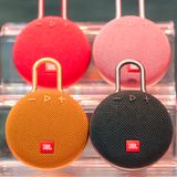 Zwischen 45 und 130 Euro: Klein und günstig: JBL Clip 3 Will man nicht soviel ausgeben, ist der Zweitplatzierte JBL Clip 3 eine gute Alternative. Der bunte Puck mit Anhäng-Schlaufe klingt für seine Größe in Ordnung, er wiegt gerade mal 211 Gramm. Trotzdem kommt er auf 26 Stunden Laufzeit bei 60 Dezibel und läuft immerhin 4,5 Stunden bei voller Lautstärke. Das findet Warentest "befriedigend" (2,7). Der Preis: günstige 45 Euro.