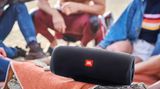 Zwischen 45 und 130 Euro: Testsieger: JBL Charge 4 Beste Box im Test ist der Charge 4 von JBL. Keine andere  klingt so gut, auch die Akkuleistung ist ganz vorne dabei: 45 Stunden gibt es bei 60 Dezibel, bei voller Lautstärke um die 85 Dezibel sind es immerhin noch 4,5 Stunden. Mit einem Gewicht von fast einem Kilo fällt sie als ständiger Begleiter allerdings aus. Gut: Der JBL Charge kann im Notfall auch das angesteckte Smartphone aufladen. Die Gesamtnote ist entsprechend "gut" (2,1). Der Preis beginnt bei 125 Euro.