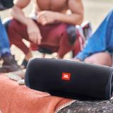 Zwischen 45 und 130 Euro: Testsieger: JBL Charge 4 Beste Box im Test ist der Charge 4 von JBL. Keine andere  klingt so gut, auch die Akkuleistung ist ganz vorne dabei: 45 Stunden gibt es bei 60 Dezibel, bei voller Lautstärke um die 85 Dezibel sind es immerhin noch 4,5 Stunden. Mit einem Gewicht von fast einem Kilo fällt sie als ständiger Begleiter allerdings aus. Gut: Der JBL Charge kann im Notfall auch das angesteckte Smartphone aufladen. Die Gesamtnote ist entsprechend "gut" (2,1). Der Preis beginnt bei 125 Euro.