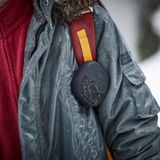 Zwischen 45 und 130 Euro: Bester Kleiner: Bose Soundlink Micro Will man seine Box immer dabei haben, ist die Bose Soundlink Micro die beste Wahl. Der Klang ist in Ordnung, der Akku mit 21 Stunden Laufzeit bei 60 Dezibel und 6,5 Stunden auf voller Lautstärke auch. Mit einem Gewicht von 289 Gramm kann man den Soundlink auch im Rucksack herumtragen. Trotzdem findet Warentest den besten Kleinen nur "befriedigend" (2,7). Der Preis ist mit 80 Euro hoch.