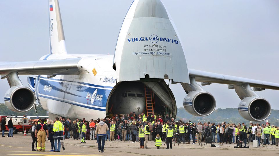 Rückkehr nach Deutschland am  23. September 2017: In Friedrichshafen ist die ehemalige Lufthansa-Maschine "Landshut" im Bauch einer Antonov An-124 gelandet.