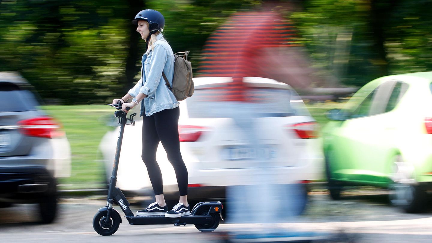 Frau auf E-Scooter