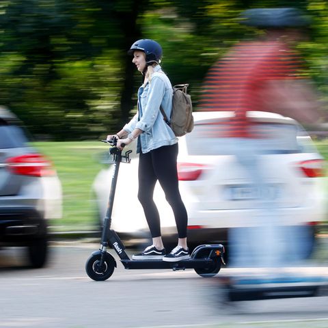 Frau auf E-Scooter