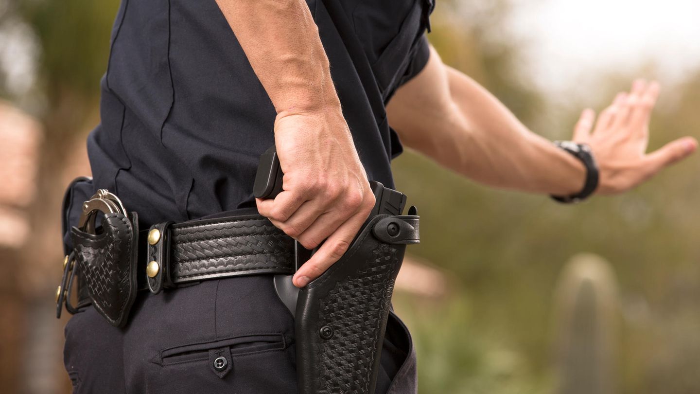 Polizist mit Waffe
