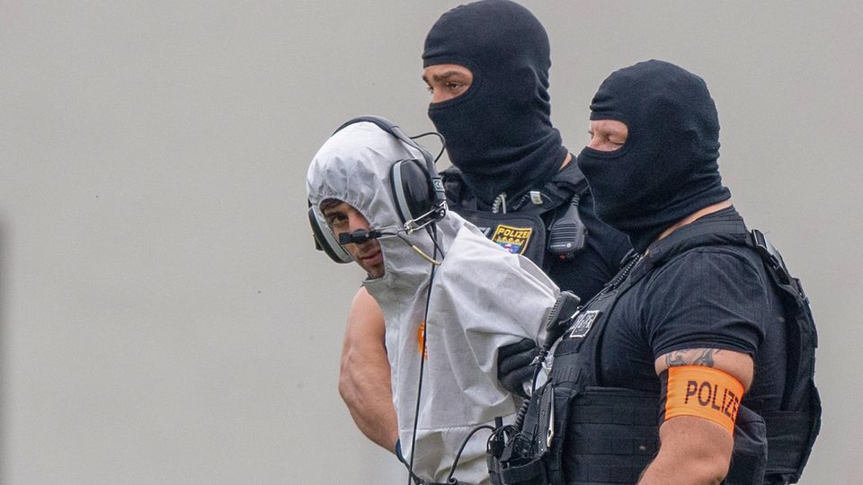 Die Mutter der ermordeten Susanna im exklusiven stern-Gespräch Ali Bashar, Mörder der 14-Jährigen Susanna, und Polizisten