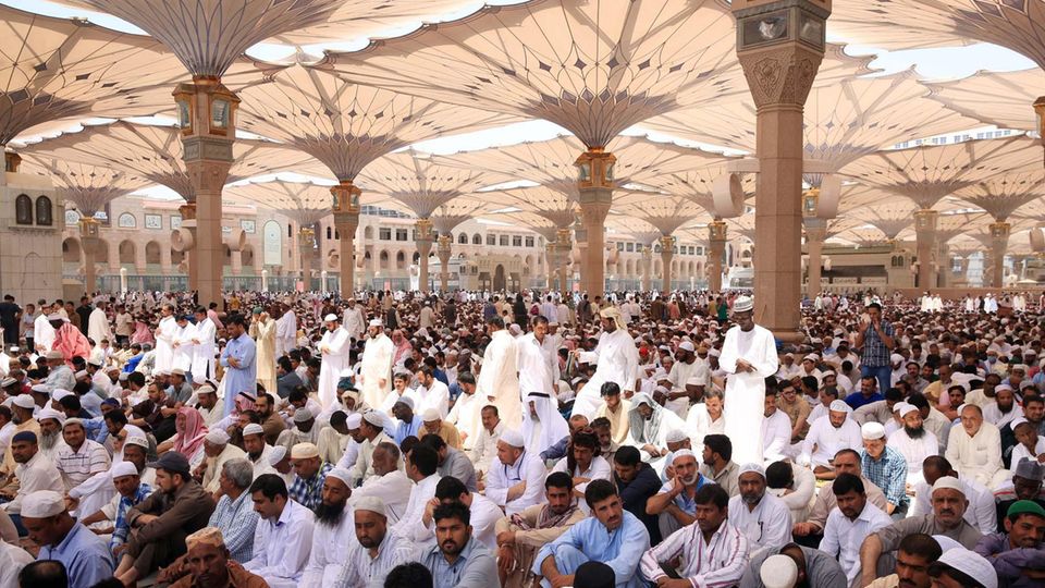 Folgen des Klimawandels: Gläubige Muslime unter riesigen Hightech-Schirmen, die den Vorplatz der Prophetenmoschee in Medina, Saudi-Arabien überspannen. Die Schattenspender aus einem leichten Spezialmaterial wurden in Deutschland entwickelt. Gläubige Muslime unter riesigen Hightech-Schirmen, die den Vorplatz der Prophetenmoschee in Medina, Saudi-Arabien überspannen. Die Schattenspender aus einem leichten Spezialmaterial wurden in Deutschland entwickelt.
