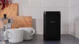 Bluetooth-Box: Dockin D Cube  Im Test kam der Dockin D Cube beim Klang fast an den Testsieger heran, lediglich die Akkuleistung ist mit nur 13 Stunden bei 60 Dezibel aber mager. Bei voller Lautstärke sind es immerhin noch 5,5 Stunden. Mit 1,1 Kilo wiegt ist er recht schwer. Dafür kostet er aber trotz "guter" (2,4) Gesamtwertung auch nur ab 55 Euro.  Den vollständigen Test finden Sie gegen Gebühr unter test.de.