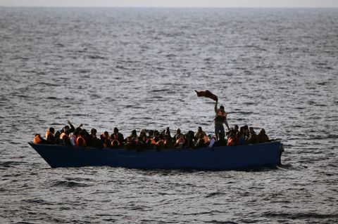 Migranten sitzen in einem Boot
