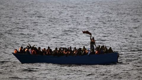 Migranten sitzen in einem Boot