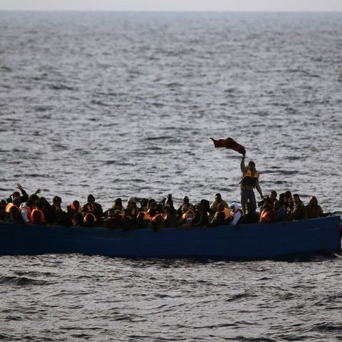 Migranten sitzen in einem Boot