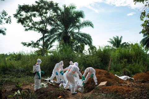 Helfer tragen in der Demokratischen Republik Kongo den Leichnam eines an Ebola gestorbenen Mannes zu Grabe.