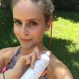 Coole Unterstützung aus dem Kühlschrank  Gesichtssprays sind immer eine gute Idee. Ob als Fixierung des Make-ups oder als Erfrischung zwischendurch. Momentan ist das "Thermalwasserspray" von Eau Thermale Avène mein ständiger Begleiter. Wenn ich arbeite, steht es auf dem Schreibtisch, bin ich unterwegs, muss die Handtasche groß genug sein, damit es reinpasst und auch beim Sport darf es auf gar keinen Fall (!) fehlen. Wenn man ein wenig verschwitzt ist, ist der hauchzarte Sprühnebel wirklich das Beste, was man sich gönnen kann – Spray schütteln, Augen zu und ein Mal über Gesicht, Dekolleté und die Arme geben. Top! Mein persönlicher Tipp: Ich stelle das Gesichtsspray über Nacht in den Kühlschrank. Erstens bin ich hellwach, wenn ich es morgens direkt verwende und über den Tag hinweg bleibt die Erfrischung aus der Dose erstaunlich gut gekühlt.  Erfrischungsspray fürs Gesicht: "Thermalwasserspray" von Eau Thermale Avène