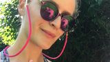 Beim Outdoor-Sport muss die Sonnenbrille mit!  Ab und zu rolle ich meine Yoga-Matte im Grünen aus. Ich finde es herrlich, unter freiem Himmel (natürlich im angenehmen Halbschatten) Sport zu machen. Da ich aber keine abgefahrene Sportler-Sonnenbrille besitze – die finde ich echt hart! – muss meine Alltagsbrille herhalten. Beim herabschauenden Hund und Co. ist es natürlich schon mal passiert, dass mir mein Brillengestell von der Nase gepurzelt ist. Seitdem trage ich ein Brillenband, das die Brille im Notfall vor dem Absturz bewahrt. Das ist wirklich super praktisch und in meiner leuchtenden Signal-Farbe optisch ein echter Hingucker. Als waschechte Hamburgerin gefällt mir natürlich die Tatsache, dass by//B, die Marke meines Brillenbands, ebenfalls aus Hamburg kommt. Los Leute: Unterstützt bitte auch eure lokalen Helden!  Brillenband: Modell „Hafencity“ von by//B