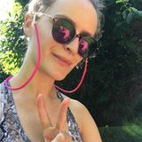 Beim Outdoor-Sport muss die Sonnenbrille mit!  Ab und zu rolle ich meine Yoga-Matte im Grünen aus. Ich finde es herrlich, unter freiem Himmel (natürlich im angenehmen Halbschatten) Sport zu machen. Da ich aber keine abgefahrene Sportler-Sonnenbrille besitze – die finde ich echt hart! – muss meine Alltagsbrille herhalten. Beim herabschauenden Hund und Co. ist es natürlich schon mal passiert, dass mir mein Brillengestell von der Nase gepurzelt ist. Seitdem trage ich ein Brillenband, das die Brille im Notfall vor dem Absturz bewahrt. Das ist wirklich super praktisch und in meiner leuchtenden Signal-Farbe optisch ein echter Hingucker. Als waschechte Hamburgerin gefällt mir natürlich die Tatsache, dass by//B, die Marke meines Brillenbands, ebenfalls aus Hamburg kommt. Los Leute: Unterstützt bitte auch eure lokalen Helden!  Brillenband: Modell „Hafencity“ von by//B