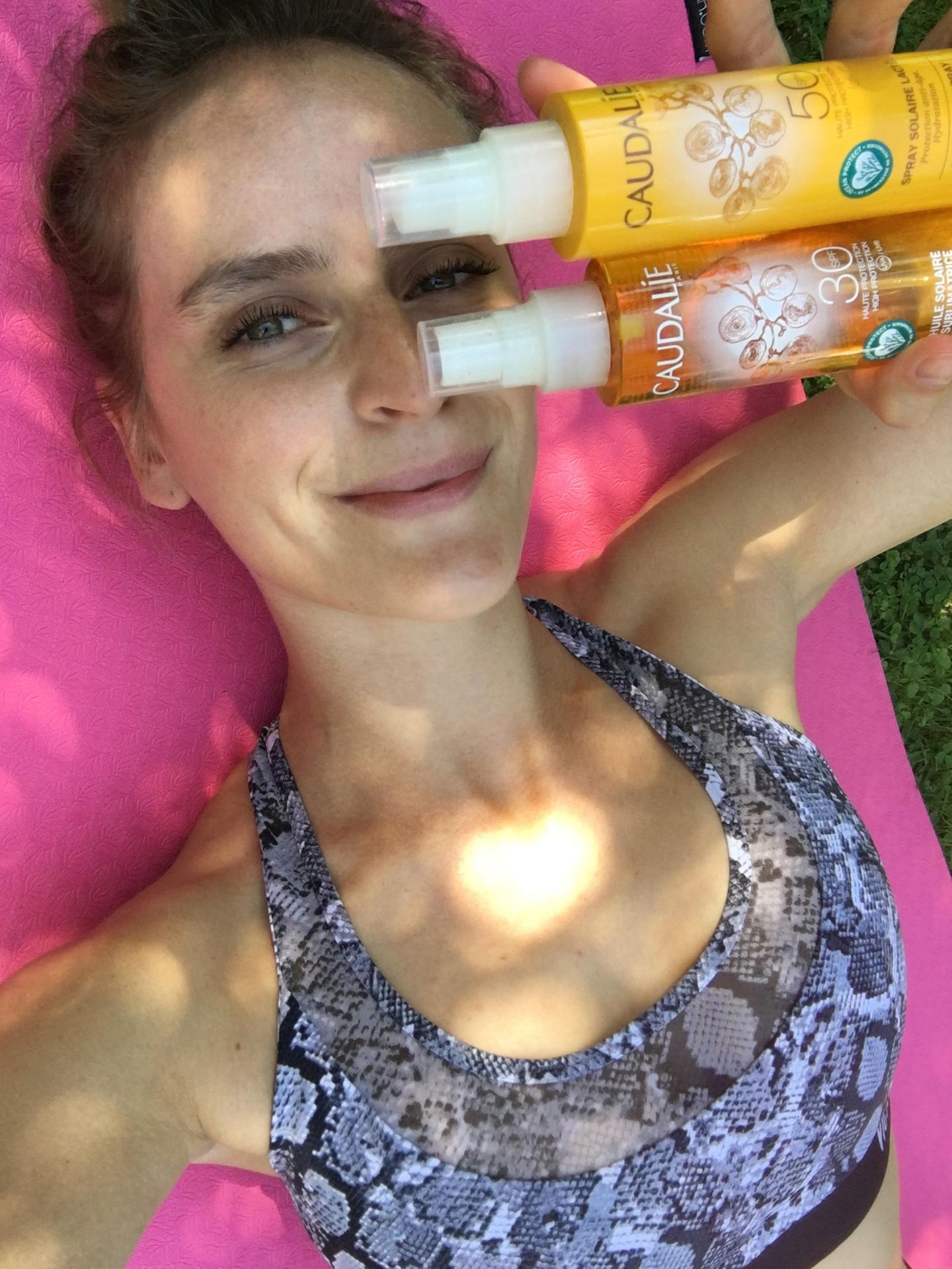 Der richtige Sonnenschutz ist das A & O  Keine Joggingrunde, kein Park-Workout, kein Pool-Planschen ohne Sonnencreme! Wirklich, dass man darüber in der heutigen Zeit noch diskutieren muss und ich permanent Fragen bekomme, wie „Bei diesem Wetter muss ich mich doch nicht einschmieren, sitze doch eh den ganzen Tag im Büro“. Aber selbst auf dem Weg ins Büro und in den Abendstunden, wenn man draußen ist, ist die Sonne intensiv. Das musste ich noch mal loswerden. In diesem Sommer verwende ich – täglich, Sport hin oder her – für den Körper die neuen Sonnenprodukte der französischen Beauty-Marke Caudalie. Und ich liebe sie! Der Duft ist einmalig und sowohl das Sonnenöl, als auch das Sonnenspray ziehen richtig schnell ein – was beim Workout natürlich von Vorteil ist. Aber das Beste ist: Caudalie verzichtet in seinem Sonnenschutz neben Alkohol, Silikonen und noch viel mehr, auch auf umstrittene, chemische Filter, die die Umwelt belasten. Das heißt, man kann jetzt mit gutem Gewissen und eingecremt im Meer schwimmen gehen!  Sonnenschutz: „Sonnenöl mit LSF 30“ von Caudalie  Sonnenschutz: „Sonnenspray mit LSF 50“ von Caudalie