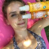 Der richtige Sonnenschutz ist das A & O  Keine Joggingrunde, kein Park-Workout, kein Pool-Planschen ohne Sonnencreme! Wirklich, dass man darüber in der heutigen Zeit noch diskutieren muss und ich permanent Fragen bekomme, wie „Bei diesem Wetter muss ich mich doch nicht einschmieren, sitze doch eh den ganzen Tag im Büro“. Aber selbst auf dem Weg ins Büro und in den Abendstunden, wenn man draußen ist, ist die Sonne intensiv. Das musste ich noch mal loswerden. In diesem Sommer verwende ich – täglich, Sport hin oder her – für den Körper die neuen Sonnenprodukte der französischen Beauty-Marke Caudalie. Und ich liebe sie! Der Duft ist einmalig und sowohl das Sonnenöl, als auch das Sonnenspray ziehen richtig schnell ein – was beim Workout natürlich von Vorteil ist. Aber das Beste ist: Caudalie verzichtet in seinem Sonnenschutz neben Alkohol, Silikonen und noch viel mehr, auch auf umstrittene, chemische Filter, die die Umwelt belasten. Das heißt, man kann jetzt mit gutem Gewissen und eingecremt im Meer schwimmen gehen!  Sonnenschutz: „Sonnenöl mit LSF 30“ von Caudalie  Sonnenschutz: „Sonnenspray mit LSF 50“ von Caudalie