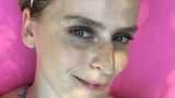 30°C – die Frisur sitzt…  …und das liegt nicht daran, dass meine Haare immer genau das machen, was ich will. Im Gegenteil – manchmal muss ich die Strähnen auf meinem Kopf richtig zähmen. Für den Sommer-Sport habe ich mir nun tatkräftige Unterstützung geholt. Ich finde nämlich nichts schlimmer, als vereinzelte Haare, die sich während des Workouts aus dem Zopf verabschieden und im Nacken oder auf der Stirn kleben bleiben. Diese beiden Popband-Active-Stirnbänder sorgen für einen optimalen Halt – da verwackelt oder verruckelt nichts. Trotzdem sitzen die Bänder nicht zu fest, sodass man am Kopf ein einengendes Gefühl bekommen könnte. Oh ja, mir gefällt die easy Hochsteck-Variante für den Sport super gut!  Haarbänder: „Active Yoga Bunny Headbands“ von Popband