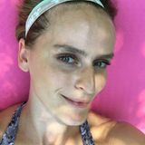 30°C – die Frisur sitzt…  …und das liegt nicht daran, dass meine Haare immer genau das machen, was ich will. Im Gegenteil – manchmal muss ich die Strähnen auf meinem Kopf richtig zähmen. Für den Sommer-Sport habe ich mir nun tatkräftige Unterstützung geholt. Ich finde nämlich nichts schlimmer, als vereinzelte Haare, die sich während des Workouts aus dem Zopf verabschieden und im Nacken oder auf der Stirn kleben bleiben. Diese beiden Popband-Active-Stirnbänder sorgen für einen optimalen Halt – da verwackelt oder verruckelt nichts. Trotzdem sitzen die Bänder nicht zu fest, sodass man am Kopf ein einengendes Gefühl bekommen könnte. Oh ja, mir gefällt die easy Hochsteck-Variante für den Sport super gut!  Haarbänder: „Active Yoga Bunny Headbands“ von Popband