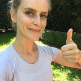 Da haben Müffel-Bakterien keine Chance  Sport im Sommer bedeutet für viele: Man schwitzt bei der Hitze noch mehr. Und das kann natürlich unangenehme Schweißgerüche fördern. Neulich habe ich erfahren, dass es von der Brand Lulu Lemon "Anti-Stink"-Shirts gibt – say whaaat! Spätestens da war klar: Ich muss so ein Oberteil beim Sport testen. Aber wie funktioniert es? Mit einer speziellen Technologie verhindert das Shirt das Wachstum geruchsverursachender Bakterien. So weit, so gut. Vor ein paar Tagen habe ich dann schließlich meine Trainerin Anna gefragt, ob wir Gas geben können beim Workout und sie hat uns richtig zum Schwitzen gebracht. Ein wichtiger Punkt ist, dass ich angesichts des Wetters vor dem Shirt-Selbstversuch nicht komplett auf mein Deo verzichtet habe. Trotzdem war ich umso erstaunter, dass ich auf dem Nachhauseweg in der U-Bahn keinerlei Blicke kassiert habe. Yes, Schnuppertest bestanden – mein Lulu-Lemon-Shirt hält, was es verspricht und das finde ich saucool!  Sportshirt: „Swiftly Tech Short Sleeve“ von Lulu Lemon